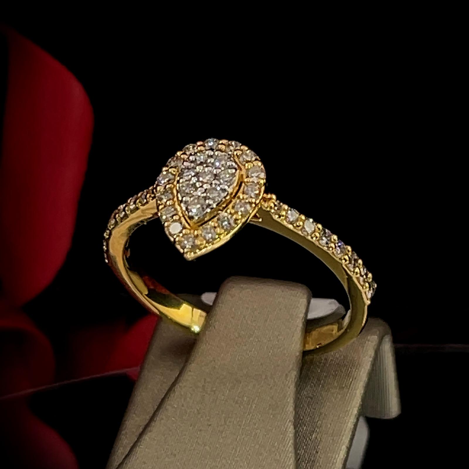 18 kr gouden dames ring
Bezet met briljant geslepen diamanten.
0.39 CT 
D-SI 
(Al onze diamanten sieraden worden gecertificeerd geleverd)